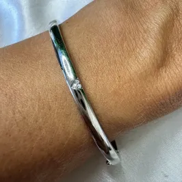 Bracelete Fino V Cravejado Zircônias - Ródio Branco