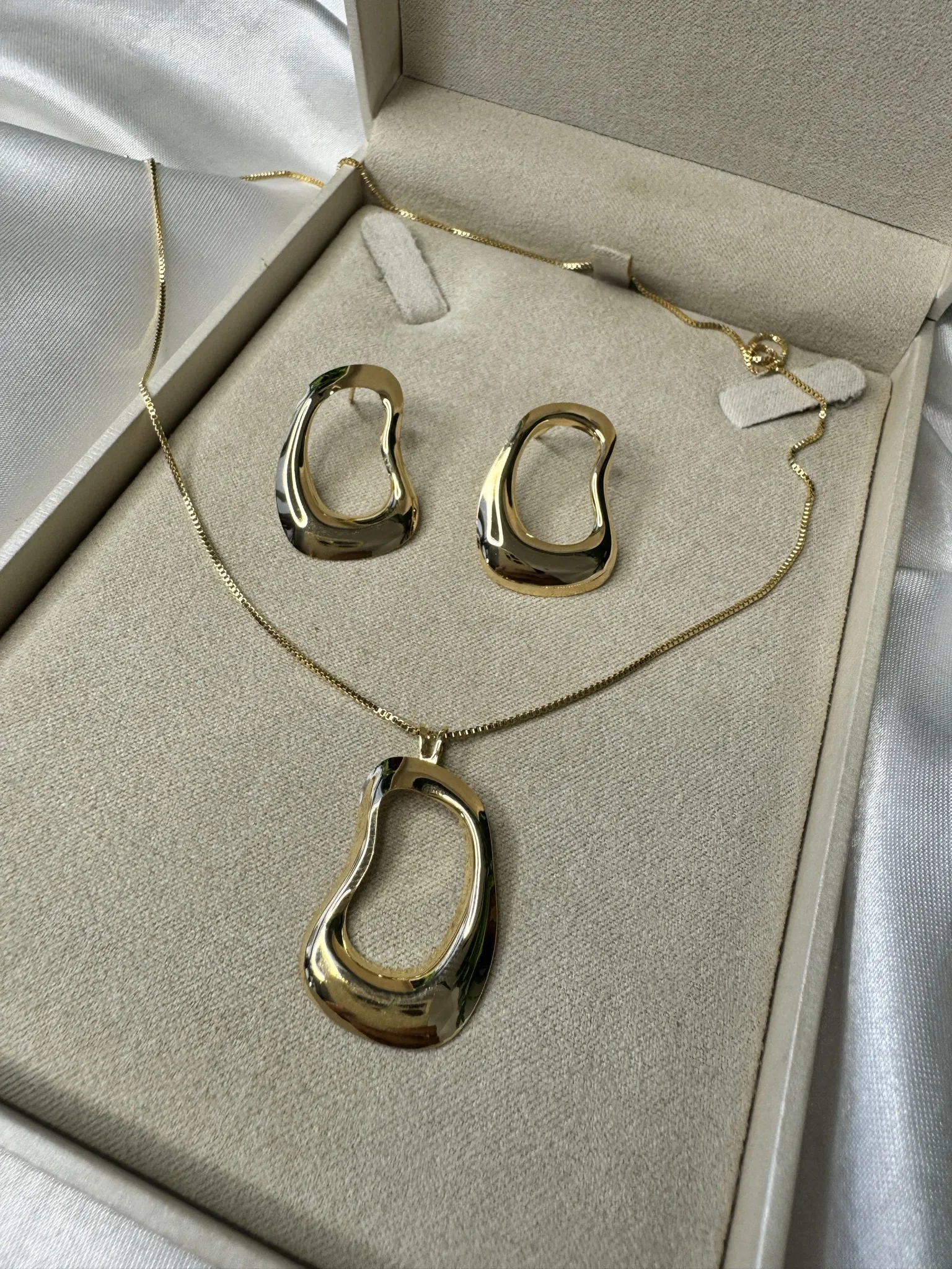 Conjunto Colar e Brinco Orgânico - Banhado a Ouro 18K