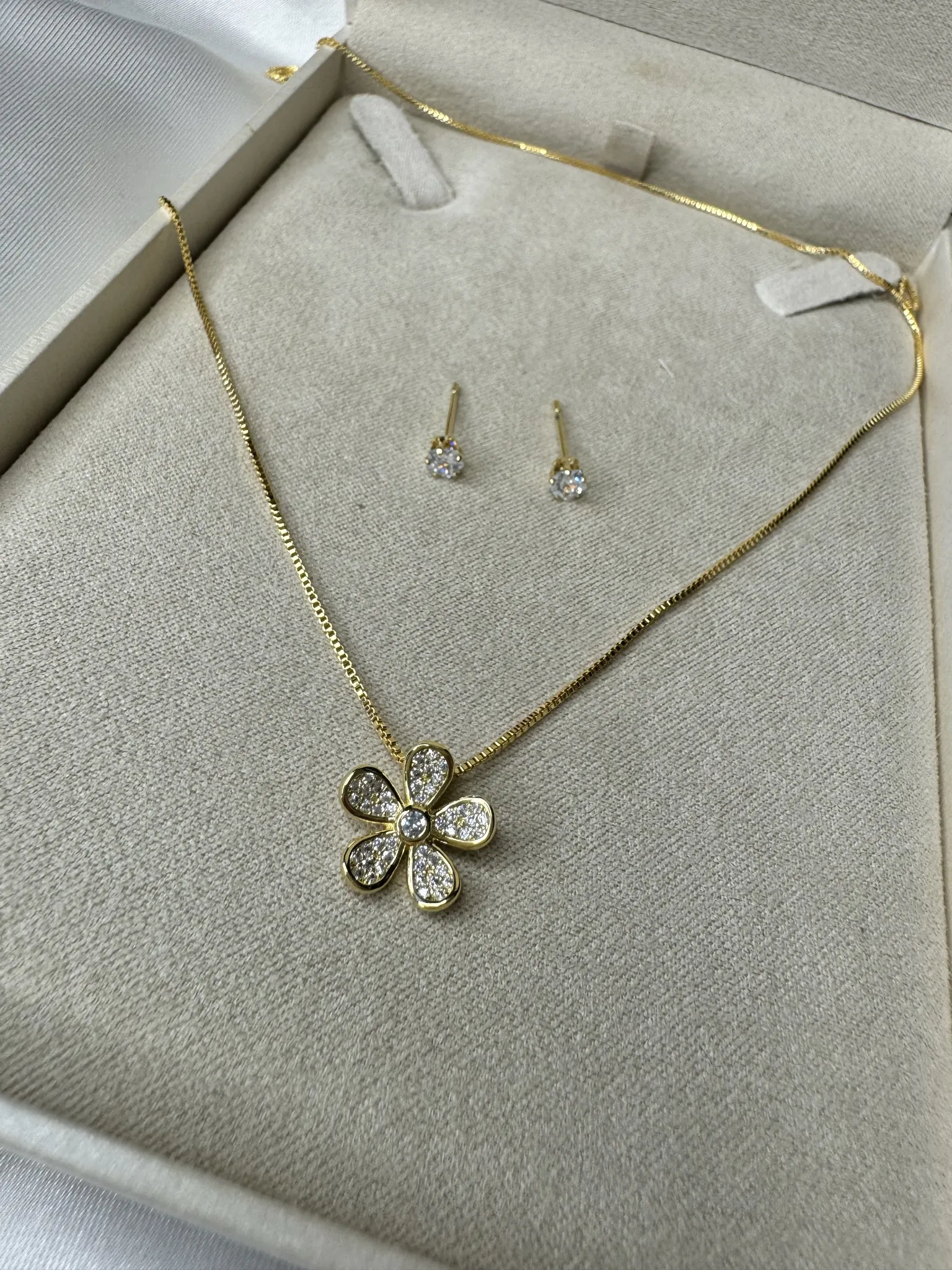 Conjunto Colar e Brinco  Flor Cravejado Microzircônias - Banhado a Ouro 18K