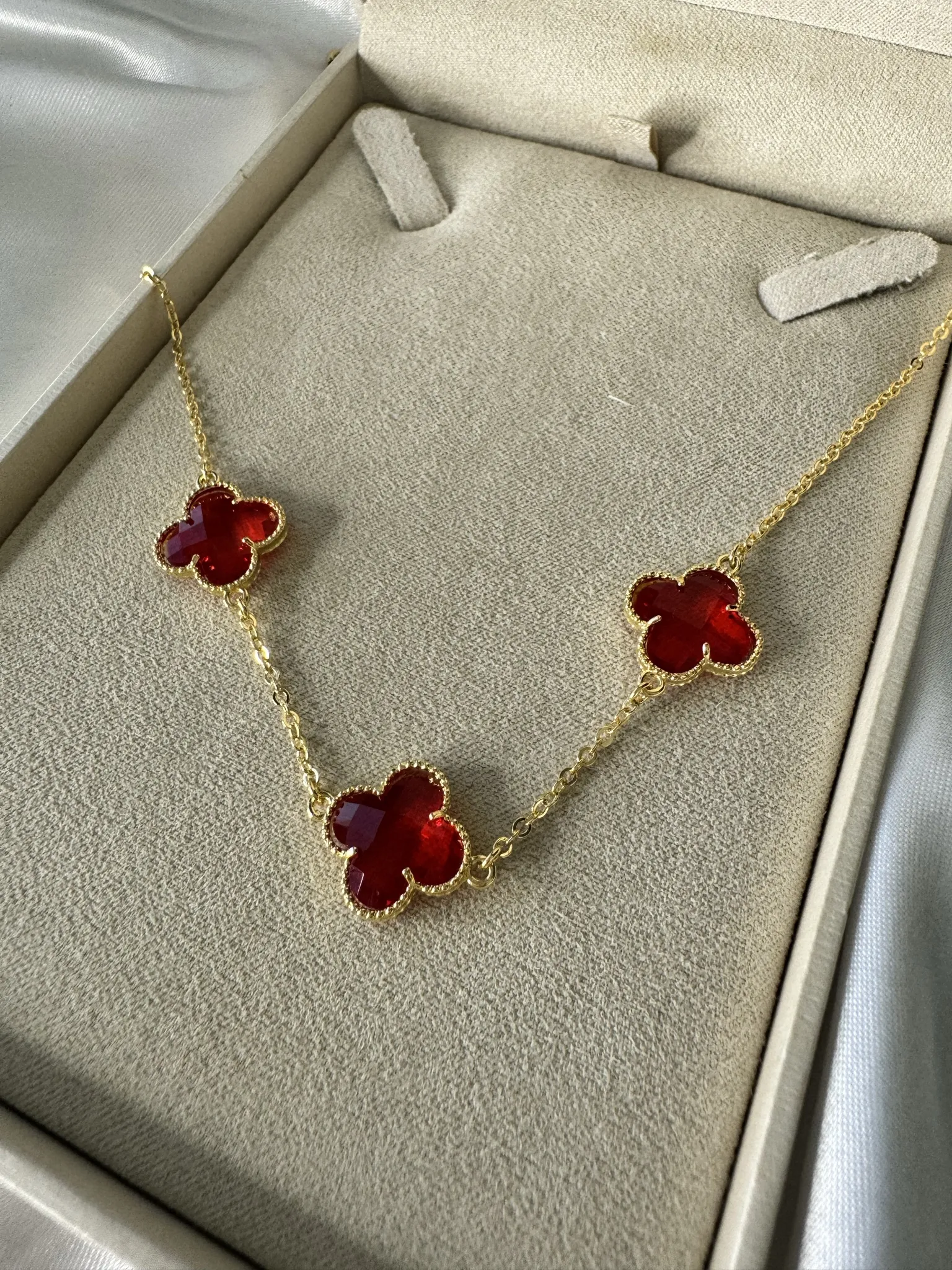 Choker Trevo Vermelho Inspiração Joia - Banhado a Ouro 18K