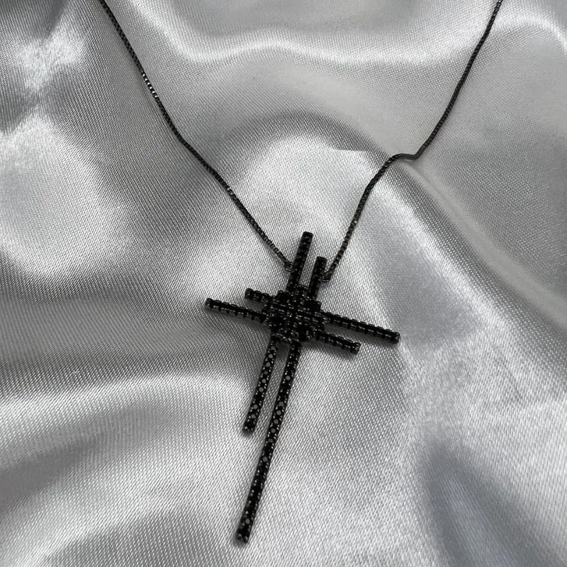 Colar Crucifixo Cravejado Zircônias Negras - Banhado em Ródio Negro