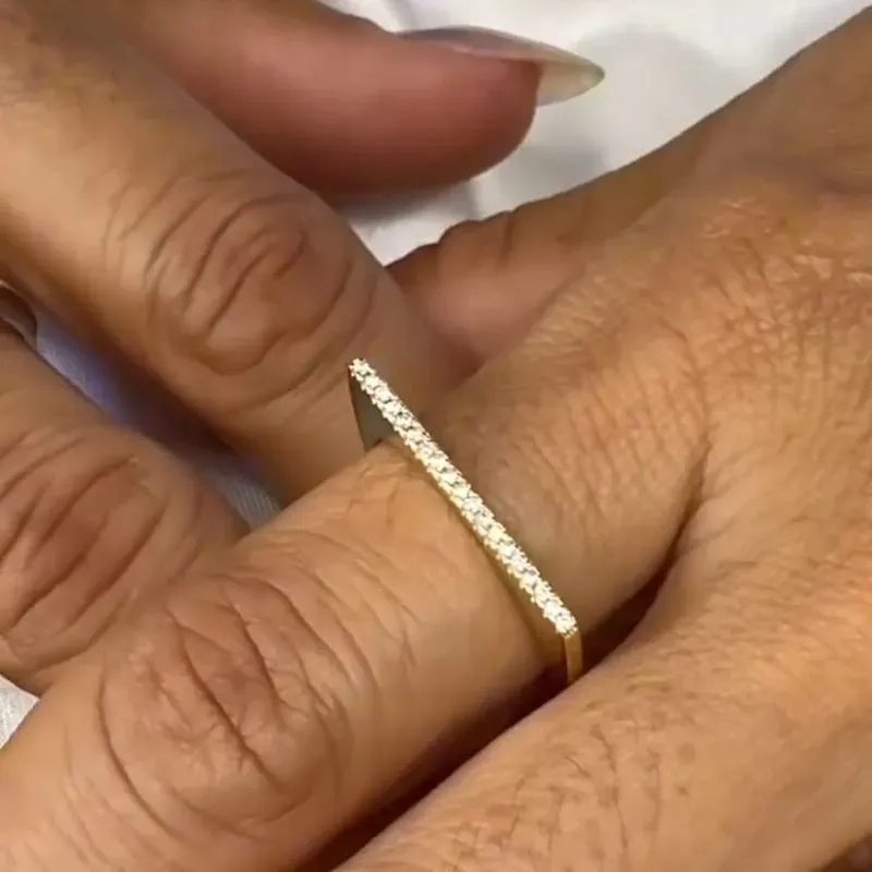 Anel Delicado Quadrado Parte de Cima com Microzircônias - Banhado a Ouro 18k