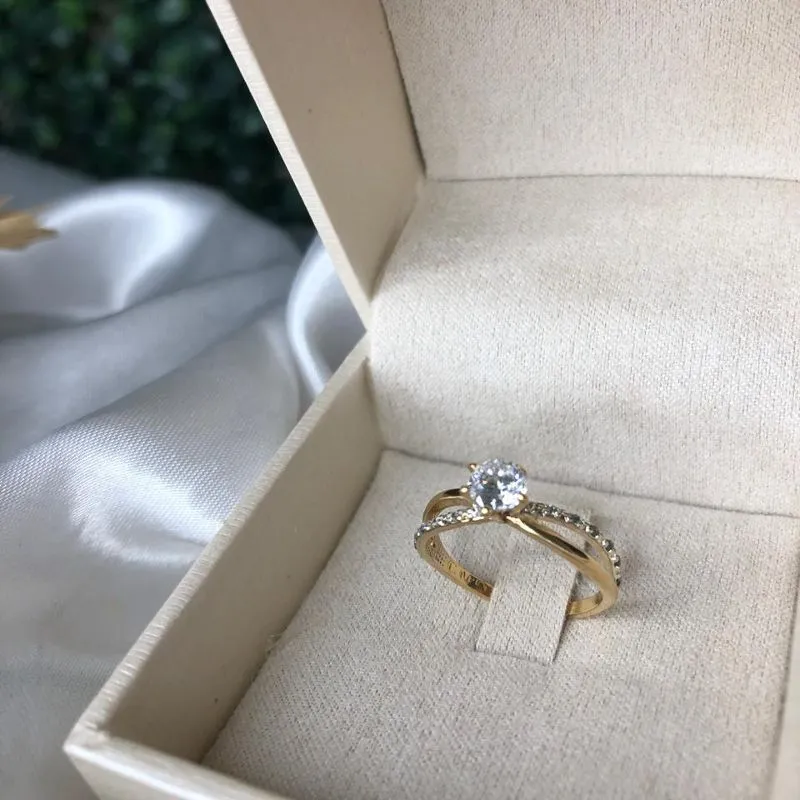 Anel Solitário Elos Entrelaçados Cravejado Microzirconia - Banhado a Ouro 18K