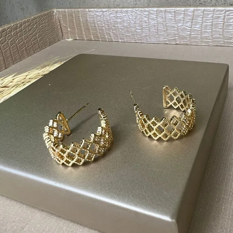 Brinco Semi Argola Estilo Rendada - Banhado a Ouro 18K