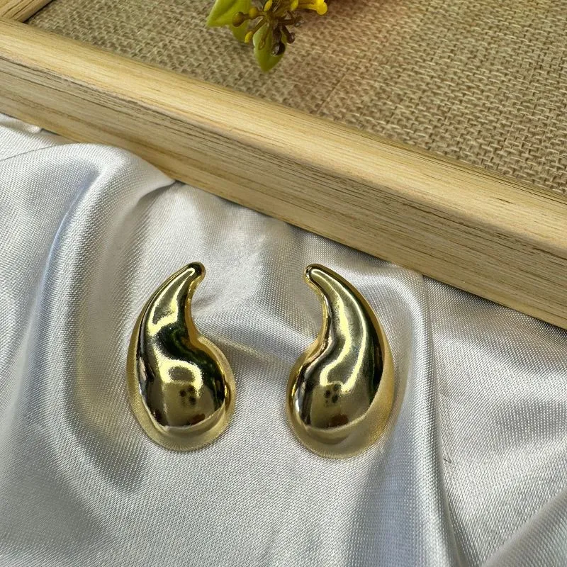 Brinco Vírgula - Banhado a Ouro 18K