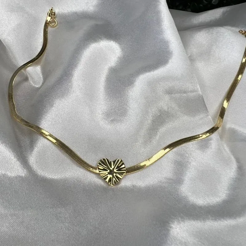 Choker Fita com Coração Martelado - Banhado a Ouro 18K