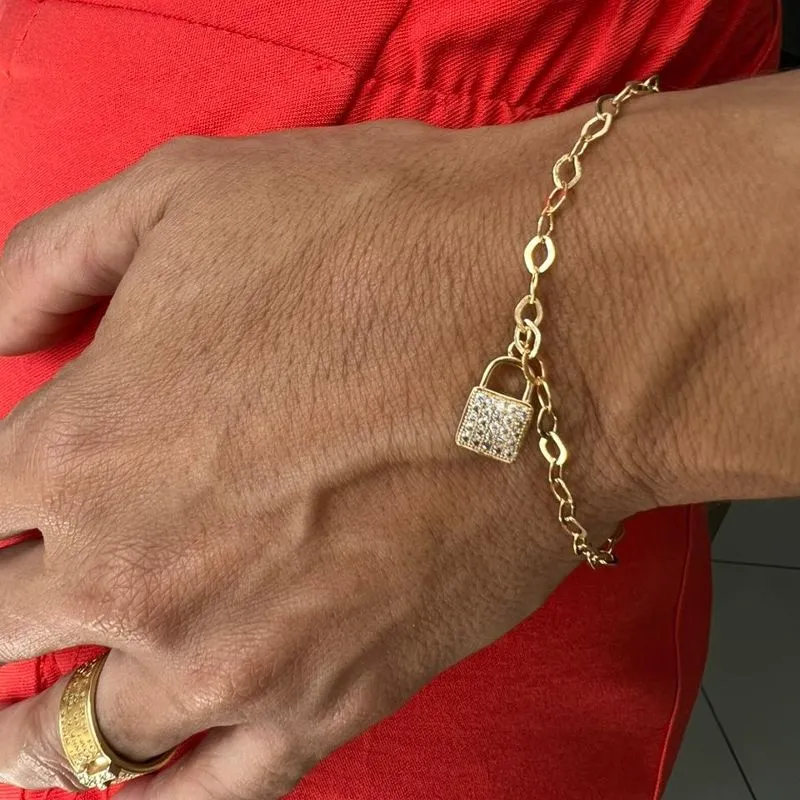 Pulseira Elo Losango com Pingente Cadeado Cravejado Zircônias - Banhado a Ouro 18K