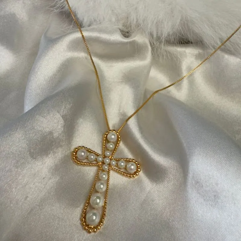 Colar com Crucifixo de Pérolas - Banhado a Ouro 18K