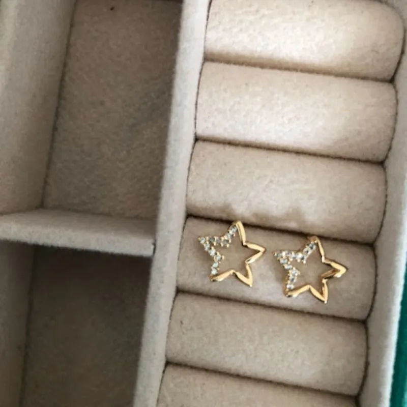 Brinco Pequeno Estrela com Cravejado Zircônias - Banhado a Ouro 18k