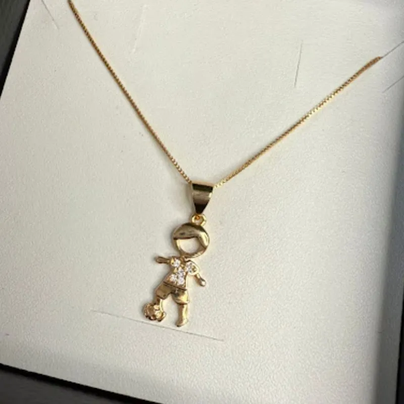 Pingente Menino com Bola Cravejado com Zircônias - Banhado a Ouro 18K